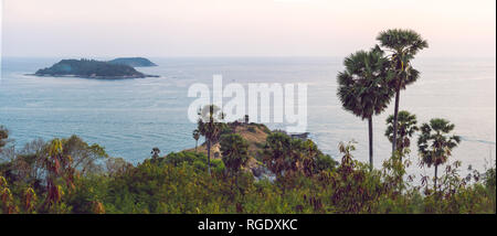Phomthep o grotta Promthep icona di Phuket, Tailandia. Vista aerea da fuco telecamera della grotta Phromthep punto di vista presso il Phuket Foto Stock
