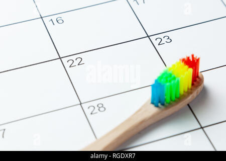 Dentista nota sul calendario. Spazzolino da denti e la voce del diario Foto Stock