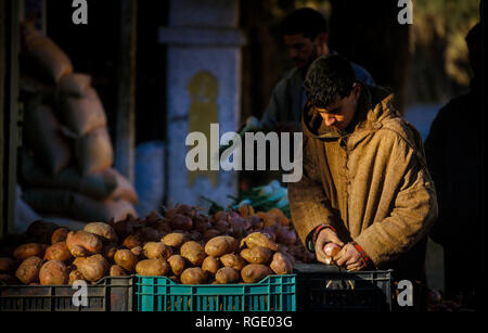 DJANET, Algeria - Gennaio 16, 2002: Sconosciuto uomo vende patate al mercato della frutta Foto Stock