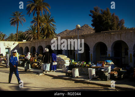 DJANET, Algeria - Gennaio 16, 2002: fornitori sconosciuti al mercato con architettura di arco Foto Stock