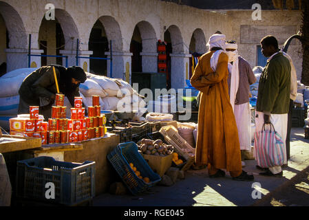 DJANET, Algeria - Gennaio 16, 2002: fornitori sconosciuti al mercato con architettura di arco Foto Stock