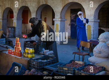 DJANET, Algeria - Gennaio 16, 2002: fornitori sconosciuti al mercato con architettura di arco Foto Stock