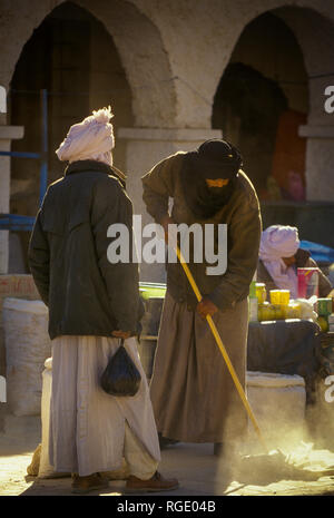 DJANET, Algeria - Gennaio 16, 2002: fornitori sconosciuti al mercato con architettura di arco Foto Stock