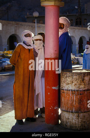 DJANET, Algeria - Gennaio 16, 2002: fornitori sconosciuti al mercato con architettura di arco Foto Stock