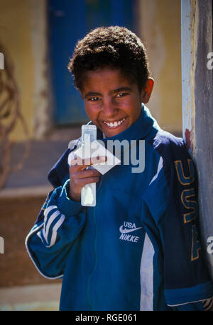 DJANET, Algeria - Gennaio 16, 2002: ritratto di un bambino al mercato Foto Stock