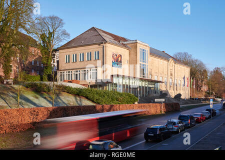 Kiel, Schleswig-Holstein / Germania - 29 Gennaio 2019: Galleria d'arte edificio in Kiel la città capitale di Schleswig-Holstein con un autobus che passa da in t Foto Stock