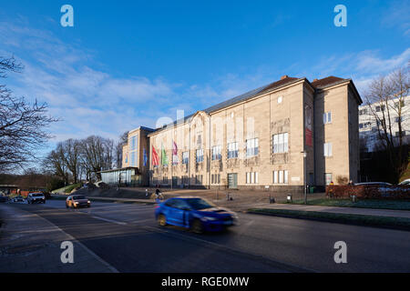 Kiel, Schleswig-Holstein / Germania - 29 Gennaio 2019: Costruzione in Kiel la città capitale di Schleswig-Holstein con macchine che passano in primo piano Foto Stock