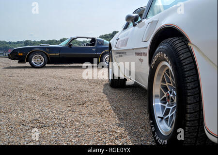 Nero 1980 Pontiac Trans Am e bianco 1981 Trans Am Turbo - Classic American Sports Cars Foto Stock