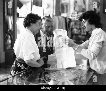 I turisti americani, shopping a Milano, 1956 Foto Stock