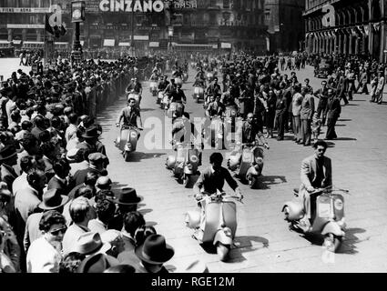 Linea di vespa in piazza duomo, Milano, Italia, 1951 Foto Stock