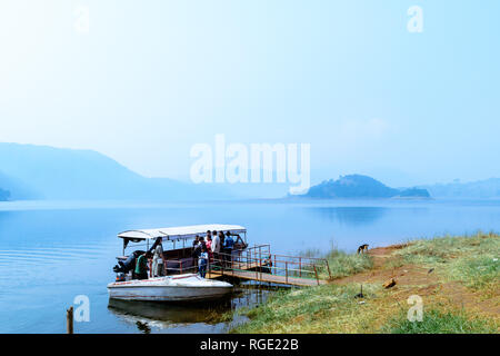 Umiam lake, Shillong, Assam, India, Dicembre 15, 2017: Indiano turisti gente godendo sul viaggio vacanza crociera tour in barca. Foto Stock