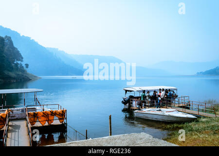 Umiam lake, Shillong, Assam, India, Dicembre 15, 2017: Indiano turisti gente godendo sul viaggio vacanza crociera tour in barca. Foto Stock