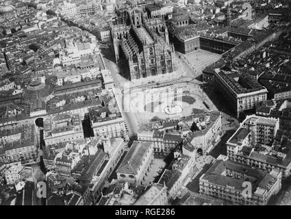 L'Italia, Milano, vista aerea di Piazza del Duomo, 1920-30 Foto Stock