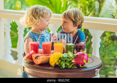 Bambini bere colorati Frullati salutari.. Anguria, papaia, mango, spinaci e dragon frutta. I frullati, succhi di frutta, bevande, bevande varietà con Foto Stock