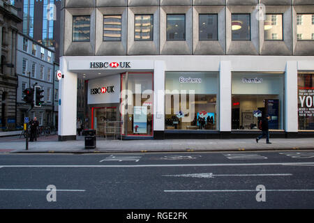 Un ramo di un HSBC Bank su Park Row in Leeds City Centre Foto Stock