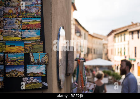 Strada di città sulla collina di Montalcino, Toscana, Italia Foto Stock