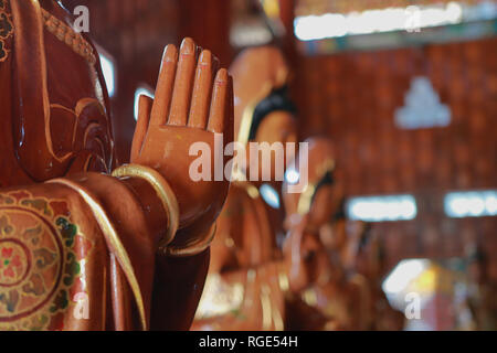 Kanchanaburi.Thailandia,Jan 24,2019 , prendere la foto del organizzato mani di Guan Yin Bodhisattva scolpito in legno. Basato sul concetto del Buddismo in Foto Stock