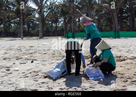 Spiaggia l'inquinamento, la plastica e i rifiuti da ocean sulla spiaggia Foto Stock