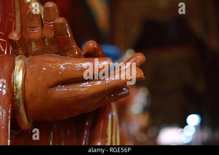 Kanchanaburi.Thailandia,Jan 24,2019 , prendere foto organizzata la mani di Guan Yin Bodhisattva scolpito in legno. Basato sul concetto del Buddismo in Wat Foto Stock