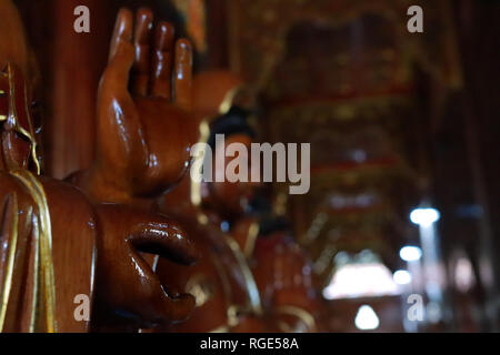 Kanchanaburi.Thailandia,Jan 24,2019 , prendere foto organizzata la mani di Guan Yin Bodhisattva scolpito in legno. Basato sul concetto del Buddismo in Wat Foto Stock