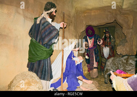 Scena della Natività; life-size; grotta impostazione; religiosi; Natale; Maria e Giuseppe; Gesù; saggi; religiosi, vacanza, orizzontale Foto Stock