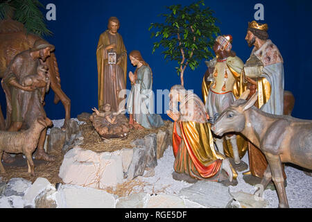 Scena della Natività; life-size; legno figure; religiosi; Natale; holiday, Maria e Giuseppe; Gesù; saggi; pastore; animali; orizzontale Foto Stock