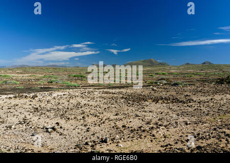 Vista guardando attraverso il deserto Rubicone, Playa Blnca, Lanzarote, Isole Canarie, Spagna. Foto Stock