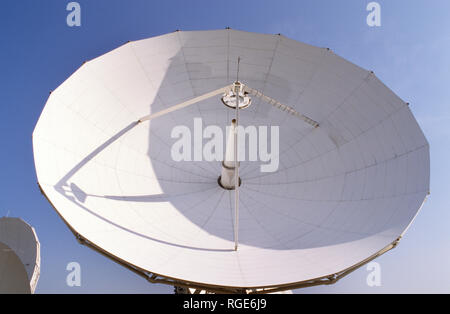 Una grande antenna parabolica Foto Stock