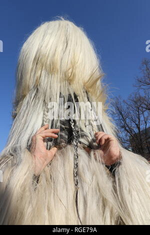 Pernik, Bulgaria - 27 Gennaio 2019 - Masquerade Surva festival di Pernik, Bulgaria. Persone con maschera chiamata Kukeri danza e eseguire per spaventare la evi Foto Stock