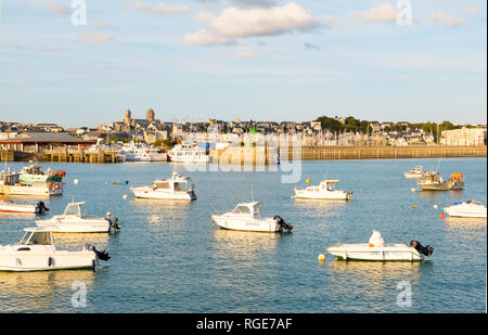 Granville, Normandia, Francia - 25 agosto 2018: Il Porto di Granville, con la chiesa di Saint-Paul in background, Normandia, Francia Foto Stock