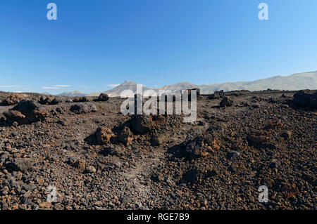 Vista guardando attraverso il deserto Rubicone, Playa Blnca, Lanzarote, Isole Canarie, Spagna. Foto Stock