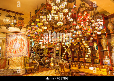 Un display di Arabian merci presso un negozio nel centro commerciale Mall of the Emirates a Dubai, Emirati Arabi Uniti. Foto Stock