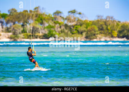 Il kitesurfing sulla Costa del Sole, Queensland, Australia Foto Stock