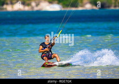 Il kitesurfing sulla Costa del Sole, Queensland, Australia Foto Stock