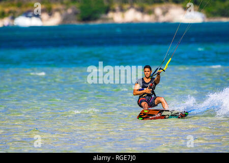 Il kitesurfing sulla Costa del Sole, Queensland, Australia Foto Stock