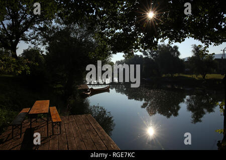 Bella estate sunrise dal fiume Krka, cittadina Kostanjevica in Slovenia. Foto Stock