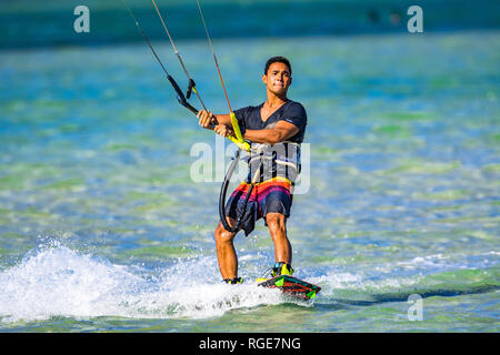 Il kitesurfing sulla Costa del Sole, Queensland, Australia Foto Stock