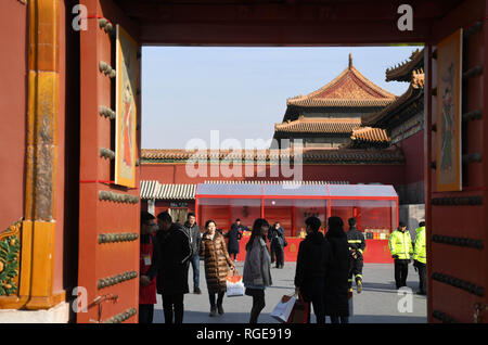 (190129) -- Pechino, 29 gennaio, 2019 (Xinhua) -- i turisti di visitare una fiera che presenta tempo cinese-honoured brands presso il Museo del Palazzo Imperiale a Pechino Capitale della Cina, Gennaio 28, 2019. Circa 150 tempo cinese-honoured brands, selezionate da alcune province cinesi e comuni, sono esposti a una fiera con il museo del palazzo durante il Festival di Primavera. Le storie di molti dei cinesi di tempo-onorato marchi, che spaziano dalle prelibatezze locali, liquori, prodotti di salute per la seta e artigianato, può essere ricondotta alla dinastia Qing (1644-1911) quando i loro prodotti erano stati esclusivi omaggi alla famiglia imperiale. Foto Stock