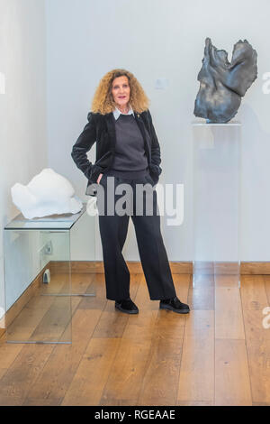 Mayfair, Londra, Regno Unito. 19 gen 2019. Demetra, £15.500 - pieghe di Nicole Farhi (foto) - lei svela la sua nuova esposizione di scultura a Beaux Arts Gallery di Mayfair. Il life-size sculture celebrare la bellezza della figura umana e le forme e le curve ricavate da carne su parti del corpo femminile. Uno dei modelli della serie è stata Sue Tilley, che sat per Lucian Freud per la sua pittura 'prestazioni supervisore Sleeping". Credito: Guy Bell/Alamy Live News Foto Stock