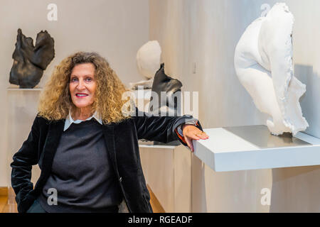 Mayfair, Londra, Regno Unito. 19 gen 2019. Pieghe di Nicole Farhi (foto) - lei svela la sua nuova esposizione di scultura a Beaux Arts Gallery di Mayfair. Il life-size sculture celebrare la bellezza della figura umana e le forme e le curve ricavate da carne su parti del corpo femminile. Uno dei modelli della serie è stata Sue Tilley, che sat per Lucian Freud per la sua pittura 'prestazioni supervisore Sleeping". Credito: Guy Bell/Alamy Live News Foto Stock