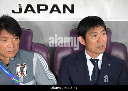 Giappone head coach Hajime Moriyasu (R) e l'assistente allenatore Akinobu Yokouchi sedersi sulla panchina prima l'AFC Coppa d'asia emirati arabi uniti 2019 semifinale partita tra Iran 0-3 Giappone a Hazza Bin Zayed Stadium di Al Ain, Emirati Arabi Uniti, 28 gennaio 2019. Credito: ESTREMO ORIENTE PREMERE/AFLO/Alamy Live News Foto Stock