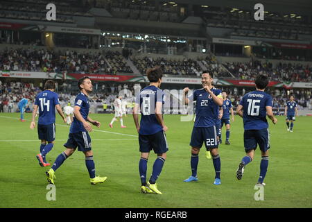 Il Giappone Genki Haraguchi (C) celebra con i suoi compagni di squadra Yuto Nagatomo (2 L) e Maya Yoshida (seconda R) dopo aver segnato il loro terzo obiettivo durante l'AFC Coppa d'asia emirati arabi uniti 2019 semifinale partita tra Iran 0-3 Giappone a Hazza Bin Zayed Stadium di Al Ain, Emirati Arabi Uniti, 28 gennaio 2019. Credito: ESTREMO ORIENTE PREMERE/AFLO/Alamy Live News Foto Stock