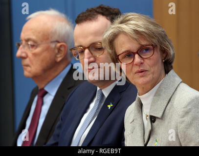 29 gennaio 2019, Berlin: Fritz Pleitgen (l-r), Presidente del tedesco di aiuto di cancro, Jens Spahn, Ministro federale della sanità e Anja Karliczek (CDU), Ministro federale dell'istruzione e della Ricerca, presente il segnale di partenza del decennio nazionale contro il cancro in occasione di una conferenza stampa. Foto: Wolfgang Kumm/dpa Foto Stock