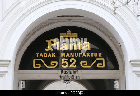 29 gennaio 2019, Berlino: l'ingresso alla Planta fabbrica di tabacco del quartiere di Kreuzberg prima della sentenza del processo sul tabacco divieti su 30.01.2019 in Lussemburgo. La Berlino Corte amministrativa aveva fatto riferimento al caso specifico di Lussemburgo: Planta Tabak, un'azienda a conduzione familiare, è di avviare azioni legali contro la normativa tedesca divieto aromatizzati di prodotti del tabacco e contro l'aspetto delle confezioni di prodotti del tabacco. Foto: Wolfgang Kumm/dpa Foto Stock