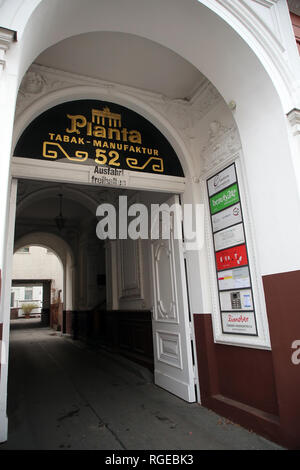 29 gennaio 2019, Berlino: l'ingresso alla Planta fabbrica di tabacco del quartiere di Kreuzberg prima della sentenza del processo sul tabacco divieti su 30.01.2019 in Lussemburgo. La Berlino Corte amministrativa aveva fatto riferimento al caso specifico di Lussemburgo: Planta Tabak, un'azienda a conduzione familiare, è di avviare azioni legali contro la normativa tedesca divieto aromatizzati di prodotti del tabacco e la comparsa di prodotti di tabacco. akpackungen. Foto: Wolfgang Kumm/dpa Foto Stock