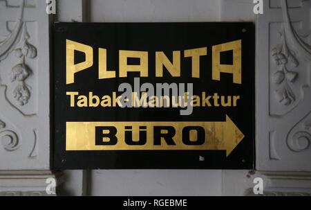 29 gennaio 2019, Berlin: Segno di produttore di tabacchi Planta nel quartiere Kreuzberg prima che la sentenza del processo sui divieti di tabacco su 30.01.2019 in Lussemburgo. La Berlino Corte amministrativa aveva fatto riferimento al caso specifico di Lussemburgo: Planta Tabak, un'azienda a conduzione familiare, è di avviare azioni legali contro la normativa tedesca divieto aromatizzati di prodotti del tabacco e contro l'aspetto delle confezioni di prodotti del tabacco. Foto: Wolfgang Kumm/dpa Foto Stock