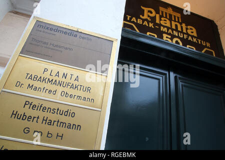 29 gennaio 2019, Berlin: Ingresso segno della produzione di tabacco Planta nel quartiere Kreuzberg prima della sentenza del processo su divieti di tabacco su 30.01.2019 in Lussemburgo. La Berlino Corte amministrativa aveva fatto riferimento al caso specifico di Lussemburgo: Planta Tabak, un'azienda a conduzione familiare, è di avviare azioni legali contro la normativa tedesca divieto aromatizzati di prodotti del tabacco e la comparsa di tabacco di imballaggio. Foto: Wolfgang Kumm/dpa Foto Stock