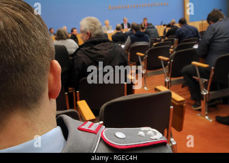 29 gennaio 2019, Berlin: un tenente colonnello della Bundeswehr segue la presentazione della relazione annuale per il 2018 dal commissario militare del Bundestag tedesco. Foto: Wolfgang Kumm/dpa Foto Stock