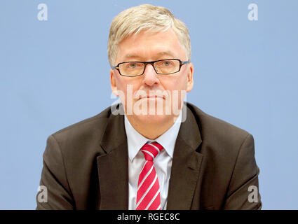 29 gennaio 2019, Berlin: Hans-Peter Bartels, il Commissario per le Forze Armate del Bundestag tedesco, presenta la relazione annuale per il 2018 e risponde alle domande dei giornalisti prima della Federal conferenza stampa. Foto: Wolfgang Kumm/dpa Foto Stock