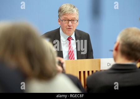 29 gennaio 2019, Berlin: Hans-Peter Bartels, il Commissario per le Forze Armate del Bundestag tedesco, presenta la relazione annuale per il 2018 e risponde alle domande dei giornalisti prima della Federal conferenza stampa. Foto: Wolfgang Kumm/dpa Foto Stock
